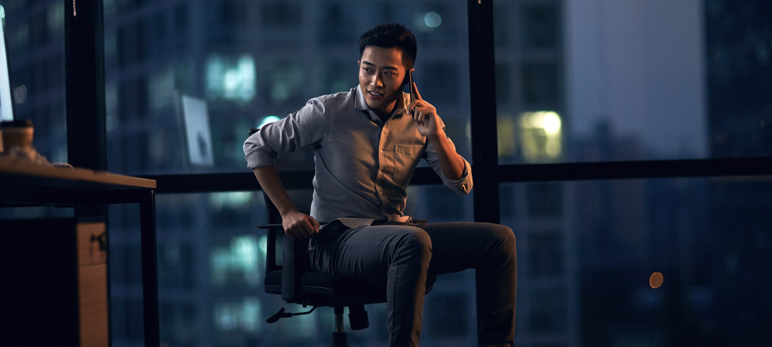 Un homme est assis à son bureau