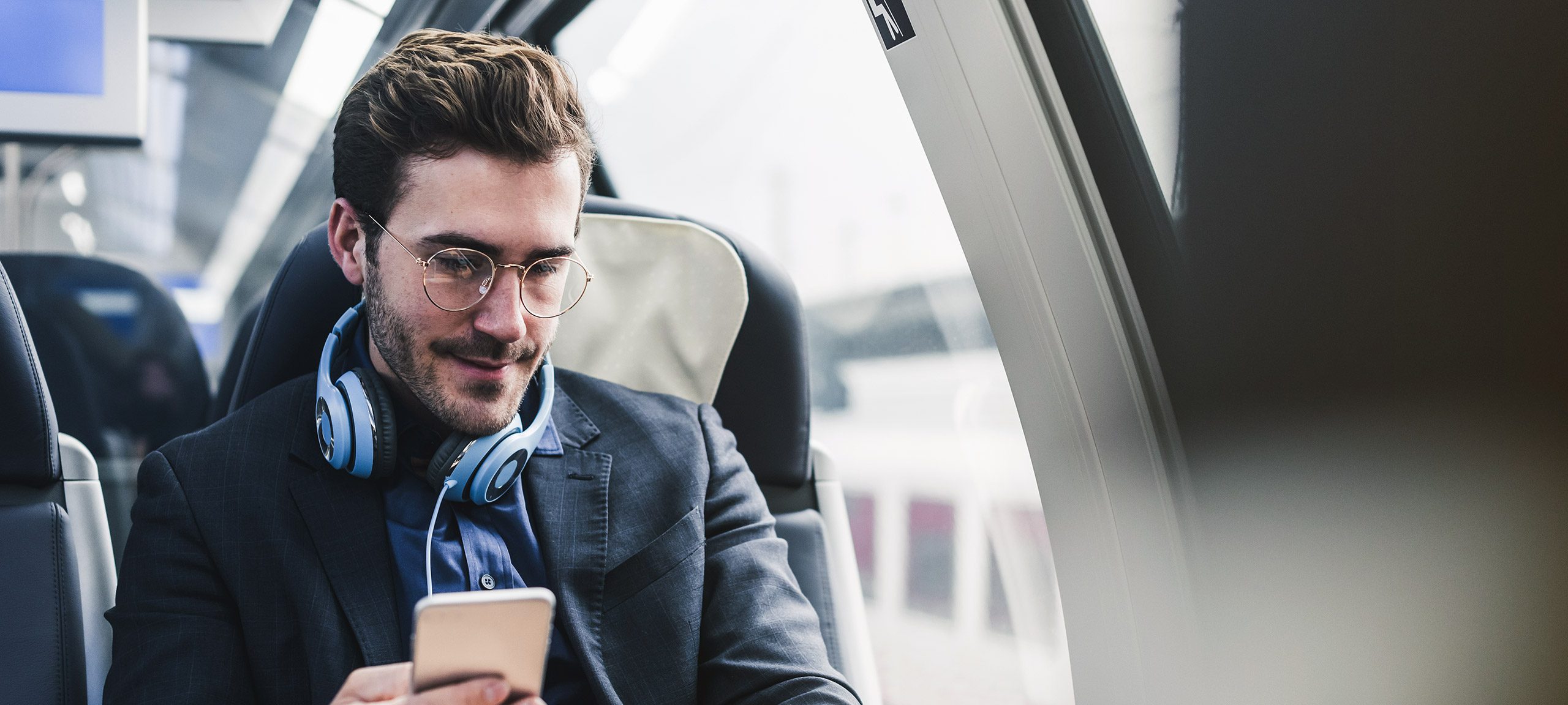 Un homme est assis dans un train