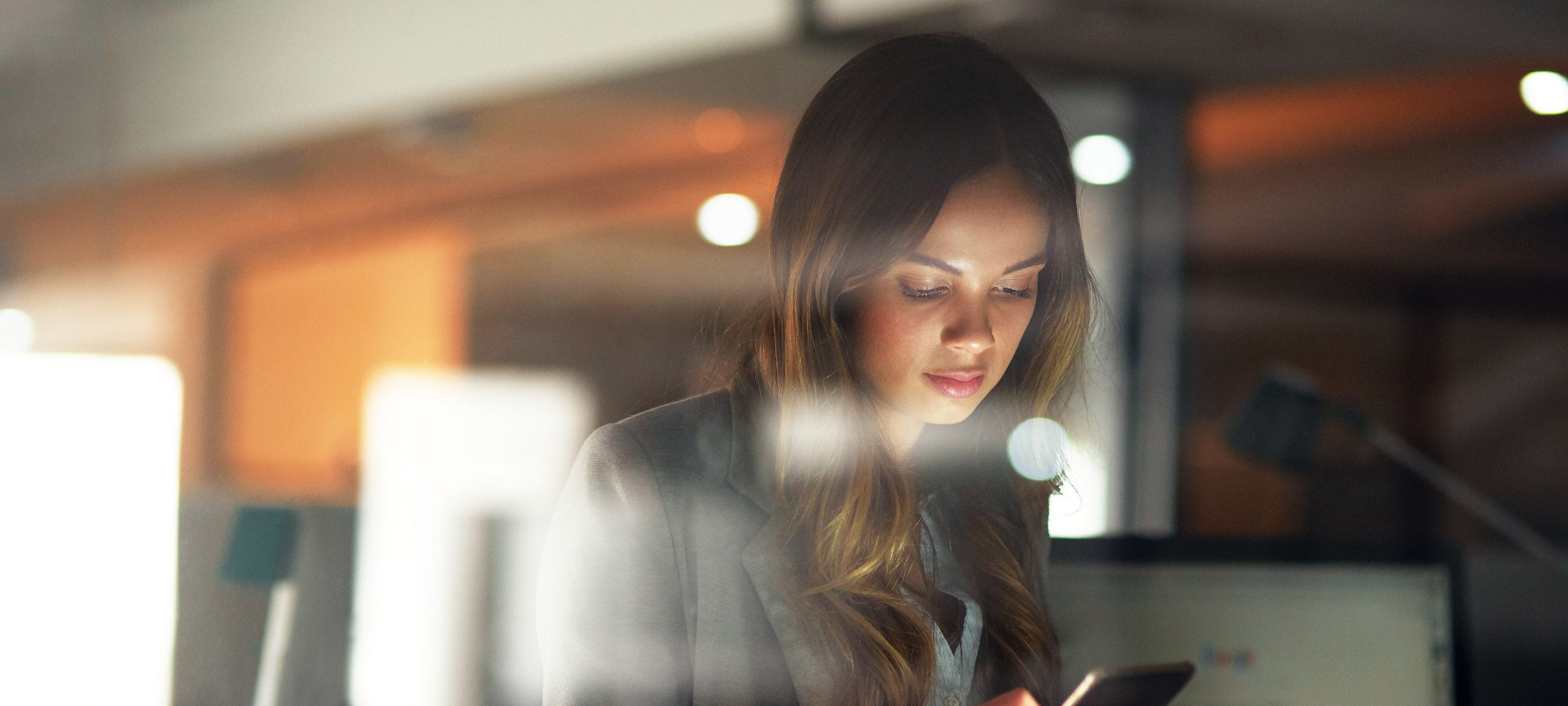 Une femme regarde son téléphone